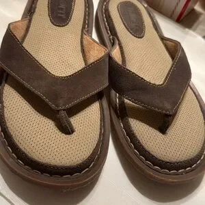 BORN men’s size mismatch R10 & L9 flip sandals brown leather brand new Men main image 3